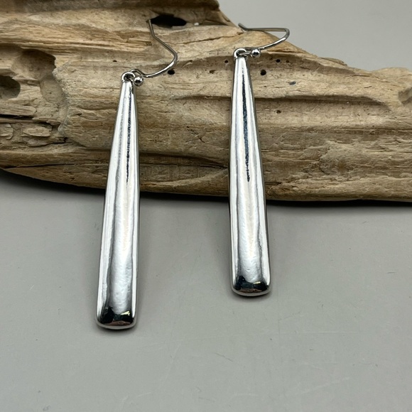 Jewelry - Elegant Silver Tone Drop Earrings